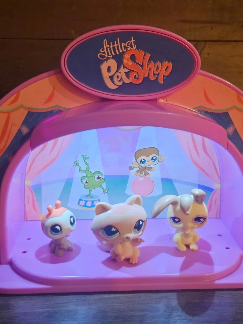 Littlest Pet Shop Purple Play Stage with Beige, Yellow & Peach Pets